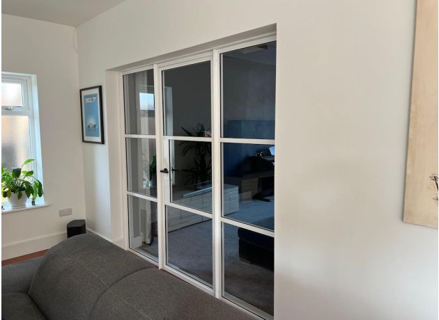 Aluspace single door with 2 sidelites - Closed