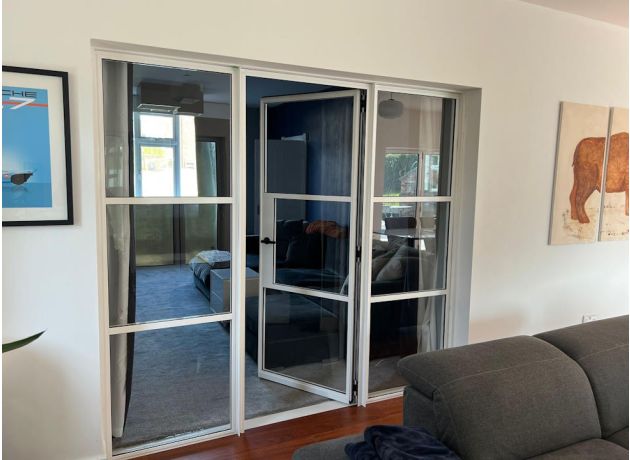 Aluspace single door with 2 sidelites - Open