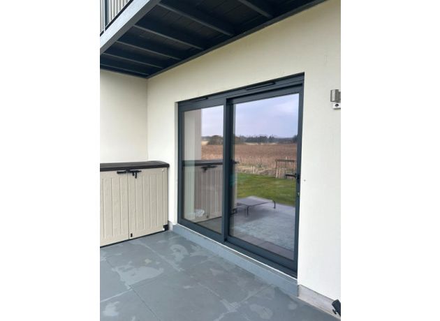 Supreme sliding door in grey - closed