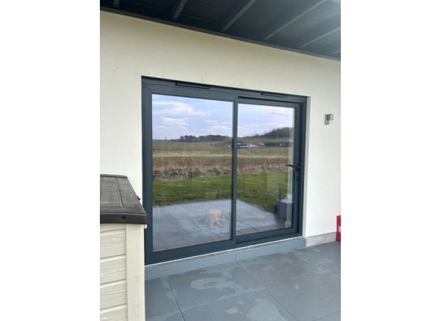 Supreme sliding door in grey - closed