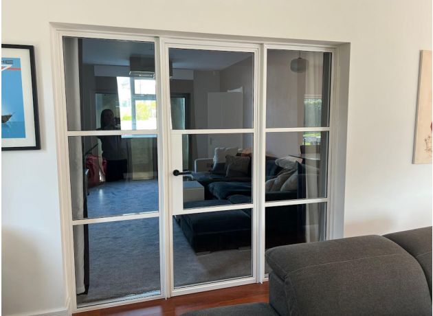 Aluspace single door with 2 sidelites - Closed