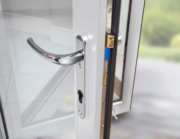 Handle on white master door