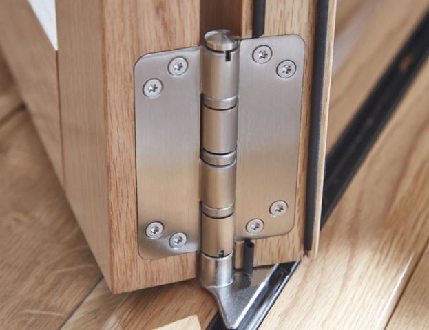 Bottom door hinge