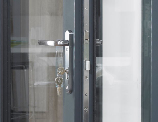 Multi point locking system